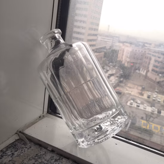 500ml 700ml 위스키/위스키/테퀼리아/사케를 위한 독특한 다각형 모양 투명 맞춤형 성령 유리병
